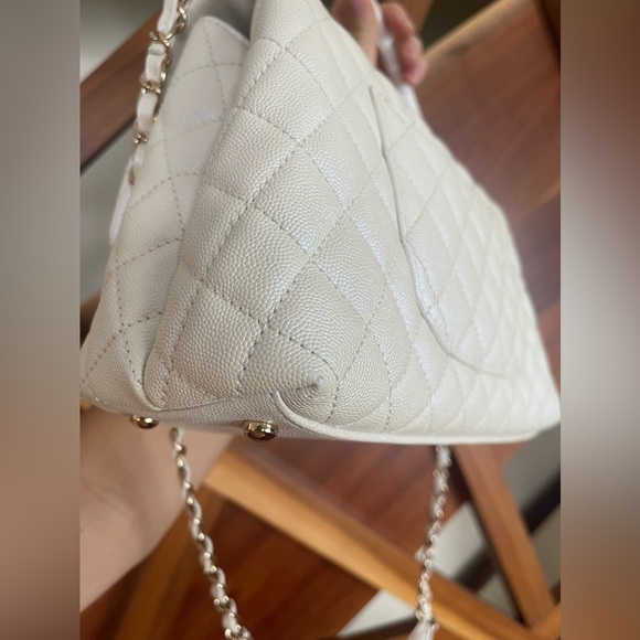 CHANEL 20K Iridescent White Caviar Quilted Coco Handle - Picture 6 of 9